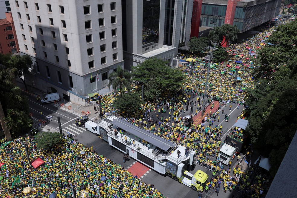 Carro de som para discurso de Bolsonaro na Avenida Paulista foi posicionado na Rua Peixoto Gomide, perto do Masp — Foto: Carla Carniel/Reuters