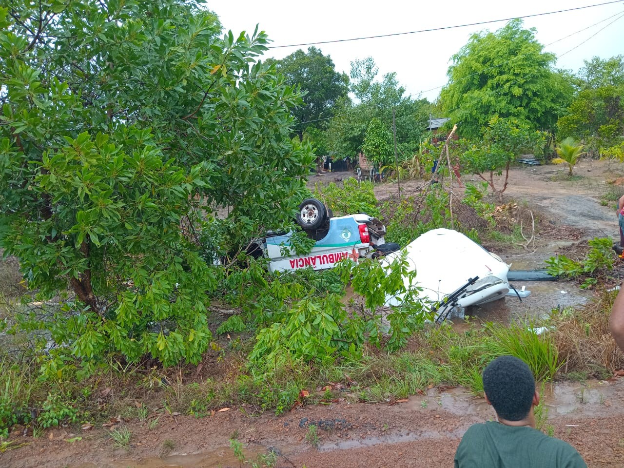 Ambulância capota na BR-156, em Pracuúba