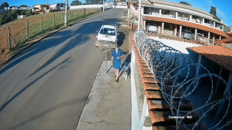 VÍDEO: Por um triz, idoso escapa de carro desgovernado durante passeio com cachorro em MG