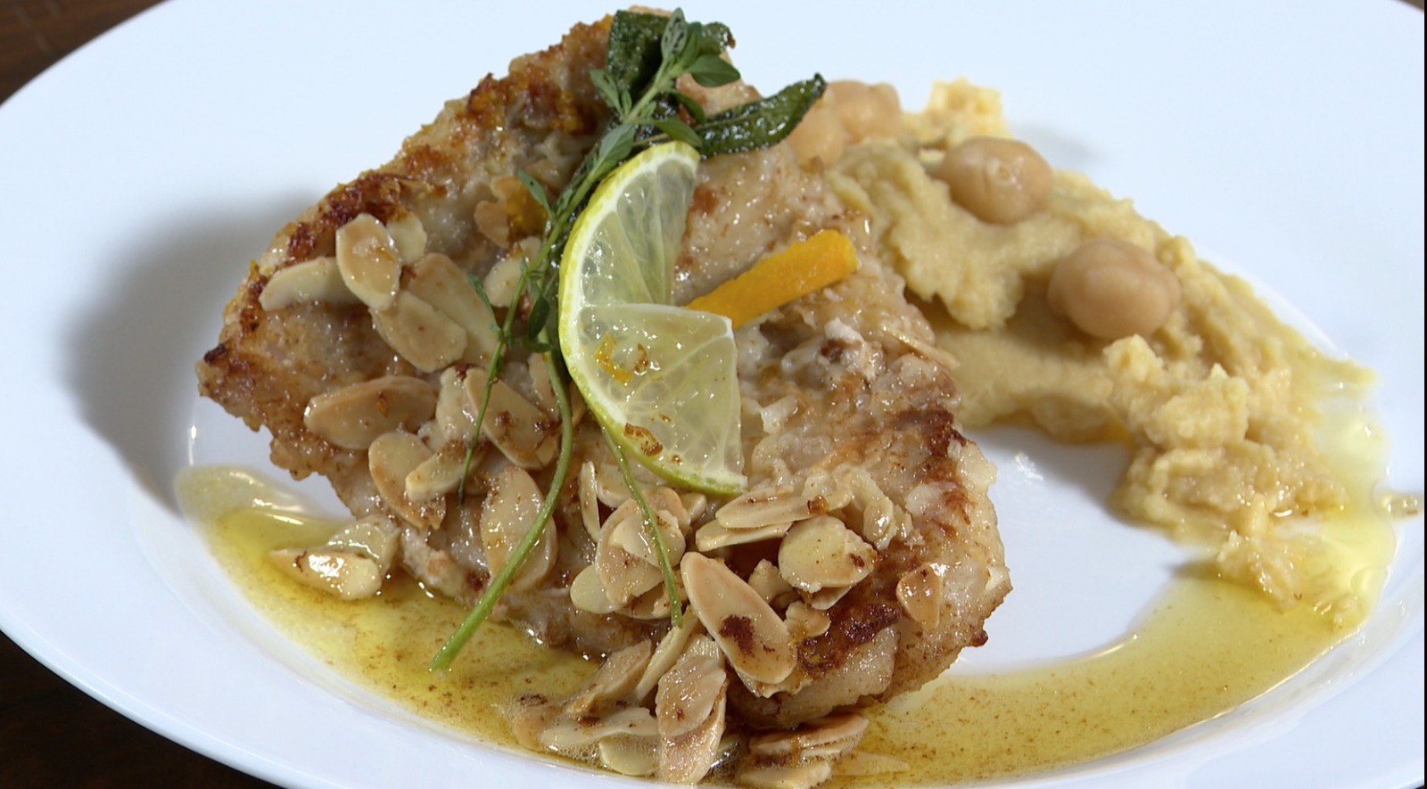 Aprenda a preparar filé de pescada na manteiga com amêndoas e purê de grão-de-bico
