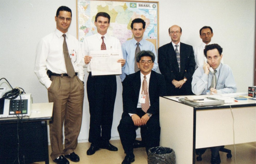 Grupo de especialistas que trabalhou diretamente da criação da urna eletrônica. Em pé, segurando um jornal, o matemático Giuseppe Janino. — Foto: Arquivo pessoal