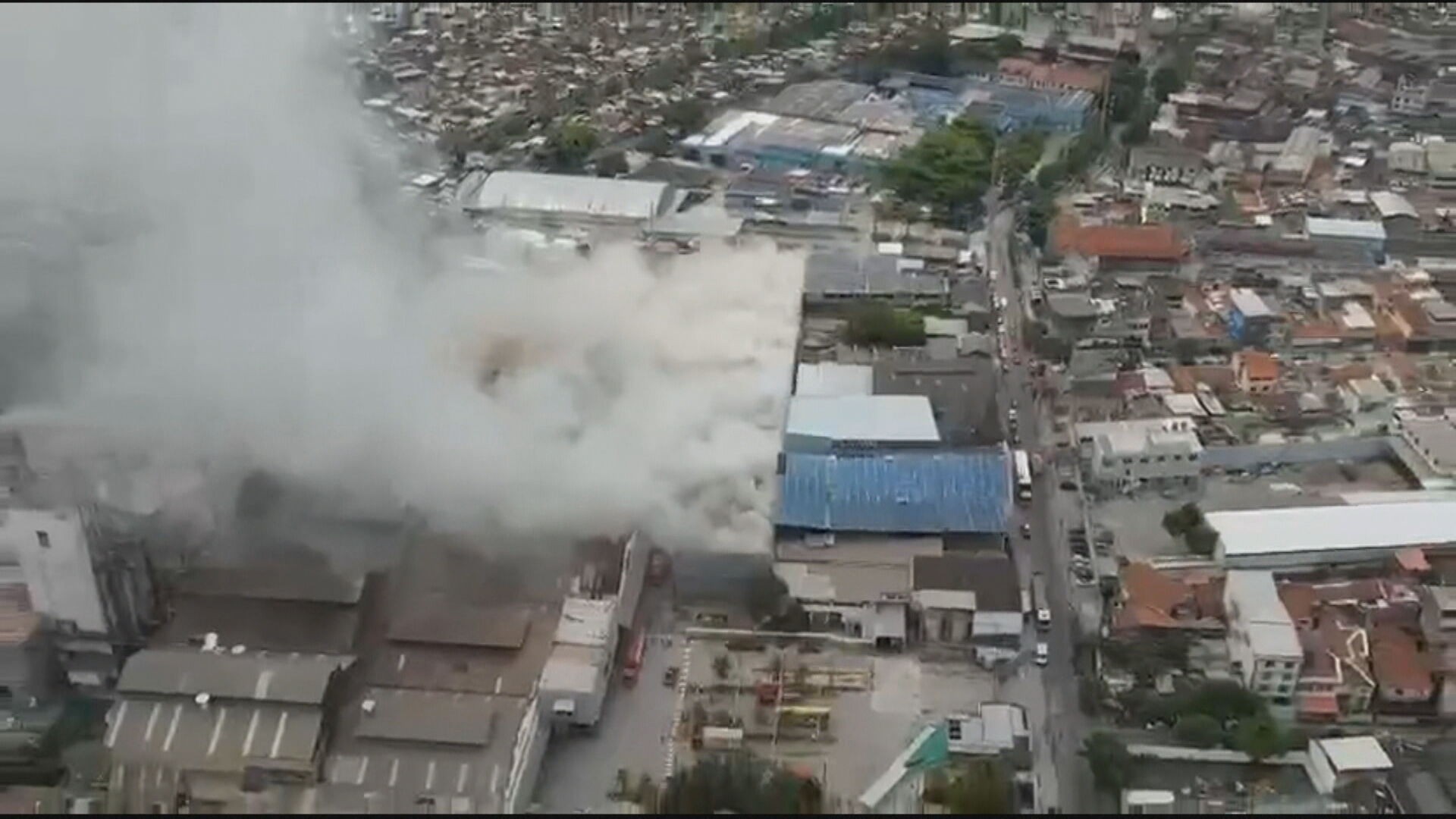 Incêndio atinge galpão de fábrica de vidros no Jacaré, na Zona Norte do Rio