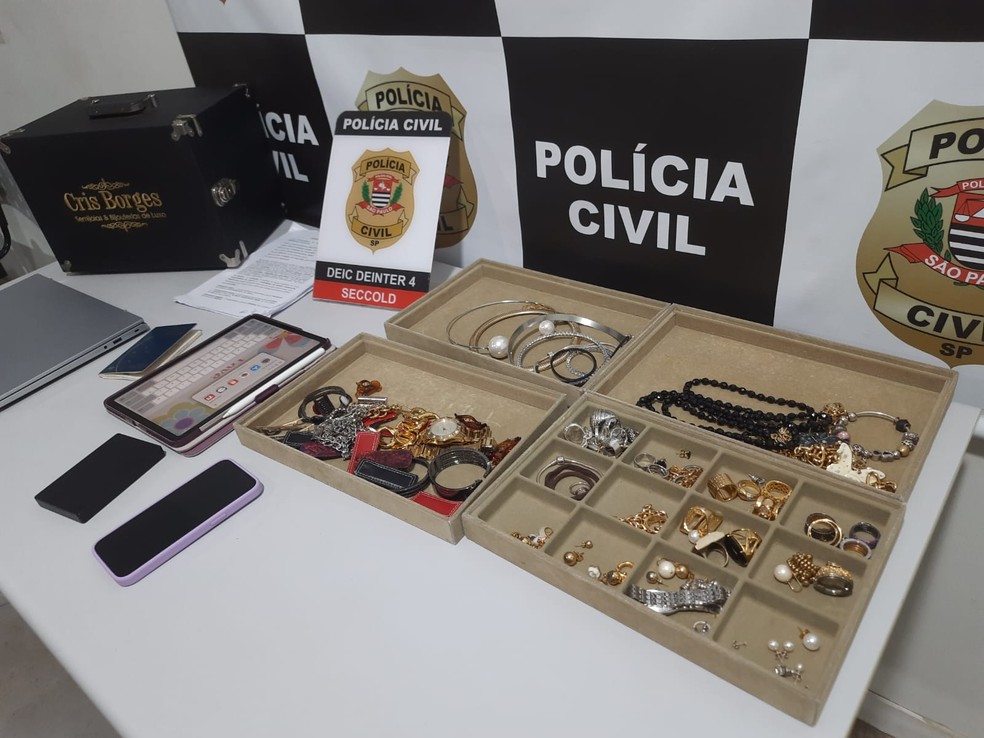 Aparelhos celulares, joias, carros e outros itens foram apreendidos pela polícia em Bauru — Foto: Anderson Camargo / TV TEM