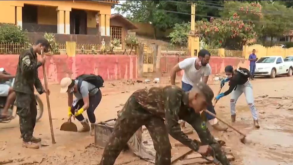 Homens do Exército ajudam na limpeza de Mimoso do Sul, destruído pela chuva, no Espírito Santo — Foto: Reprodução/TV Gazeta