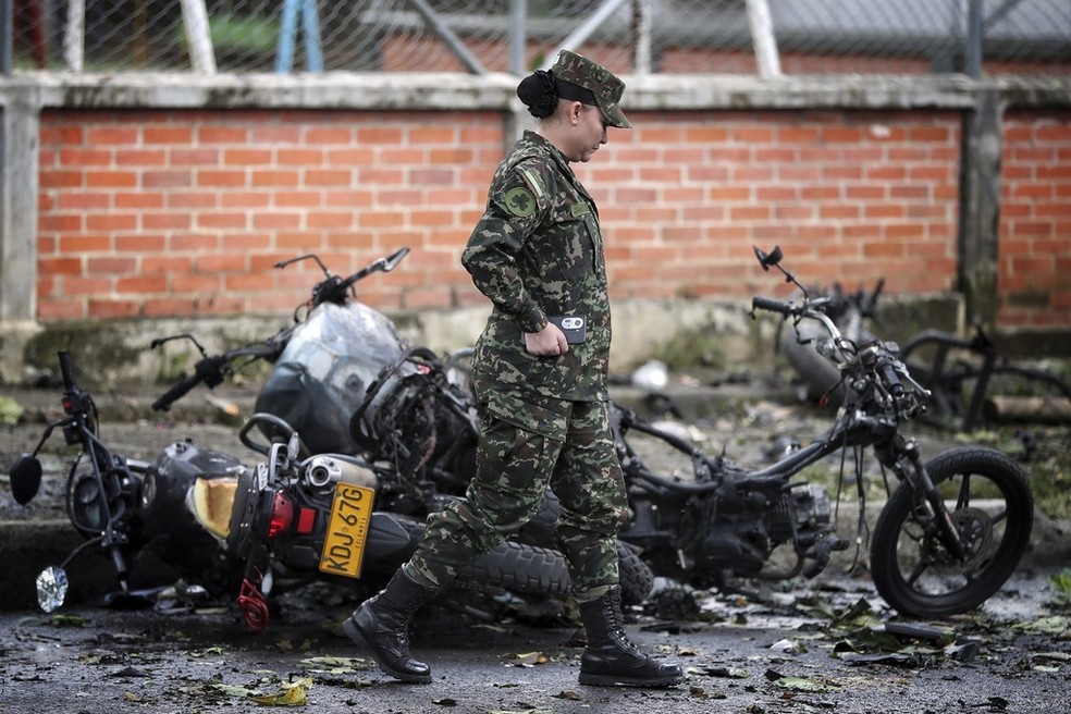 Soldado caminha ao lado de motocicletas após explosão em Cali, na Colômbia, em 10 de junho de 2025 — Foto: AP/Santiago Saldarriaga