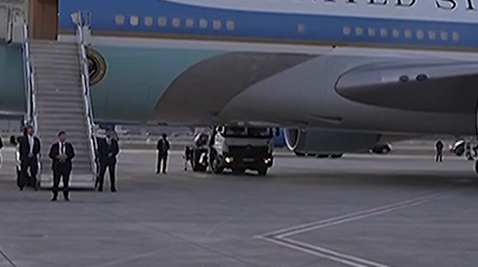 Caminhão aparece atrás do avião presidencial dos EUA — Foto: Reuters