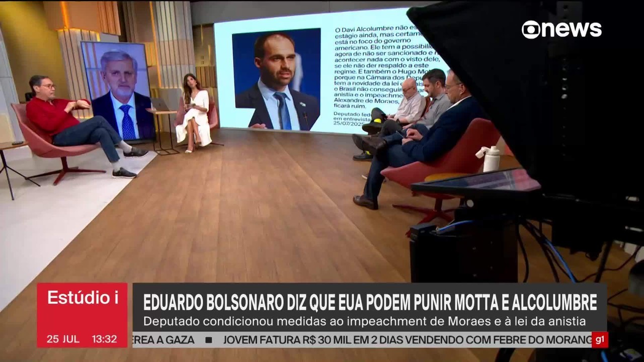Bolsonaro participa de motociata com apoiadores pelas ruas de Brasília