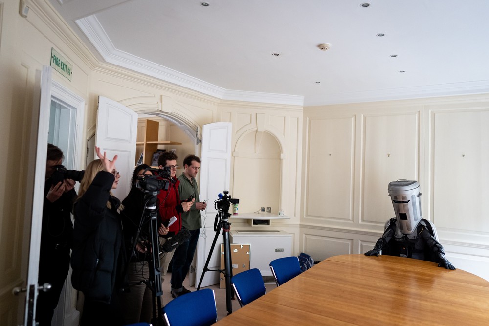 Nigel Farage renuncia ao mandato para disputar eleição parcial contra personagem satírico na Inglaterra