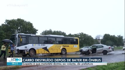 Carro fica destruído após batida com ônibus