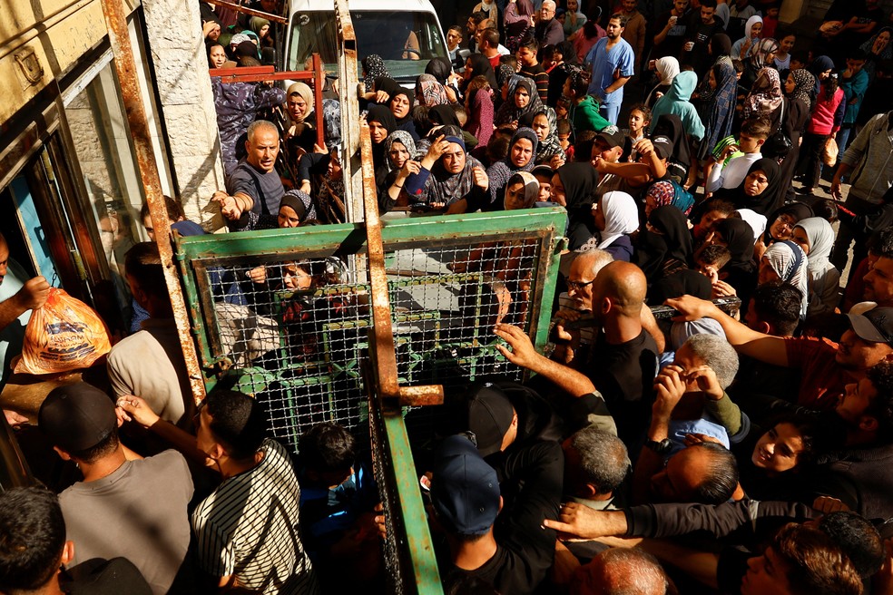Palestinos fazem fila para comprar pão no sul de Gaza — Foto: Reuters