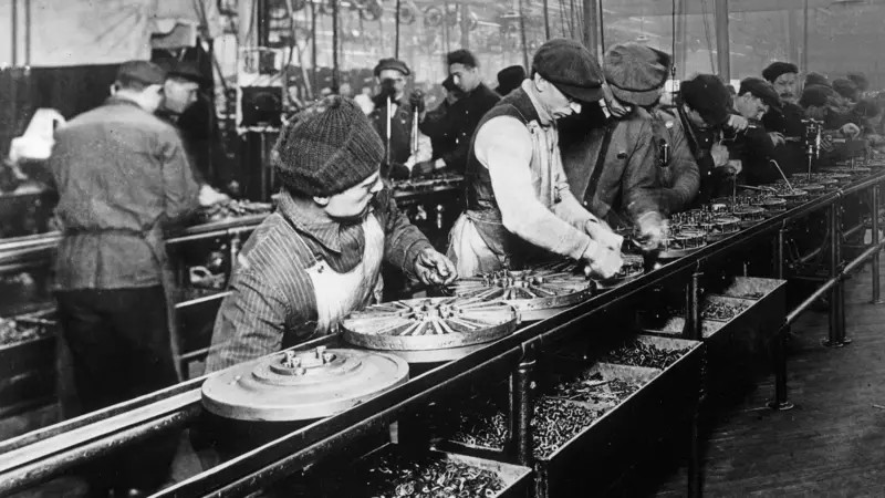 Por que o dono da Ford criou a escala de trabalho 5x2 há 100 anos — e como isso impactou o mundo