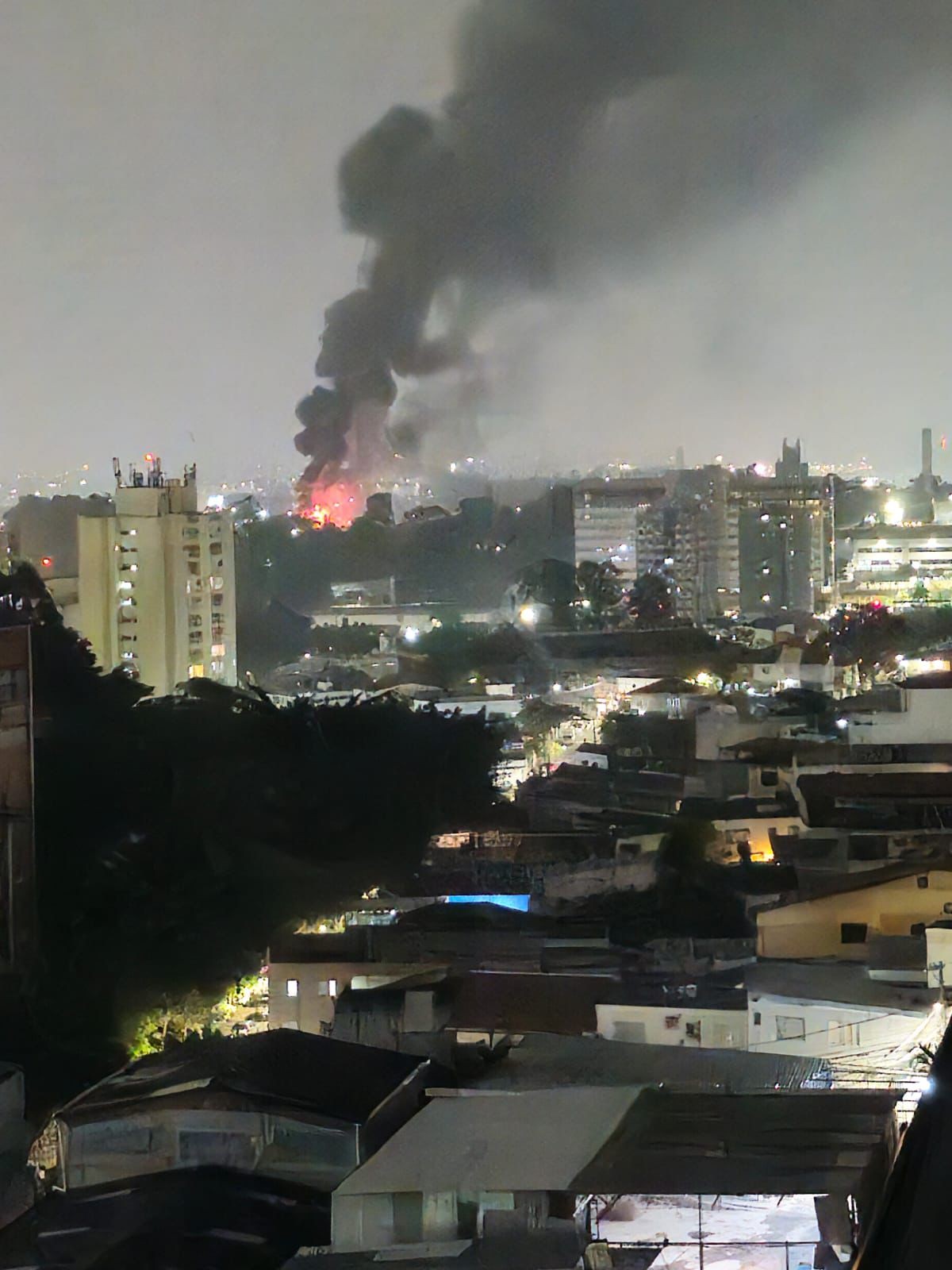 Incêndio atinge galpão na zona sul de SP; três ônibus foram destruídos
