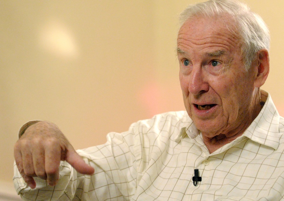 Jim Lovell durante entrevista em 2010 — Foto: Reuters