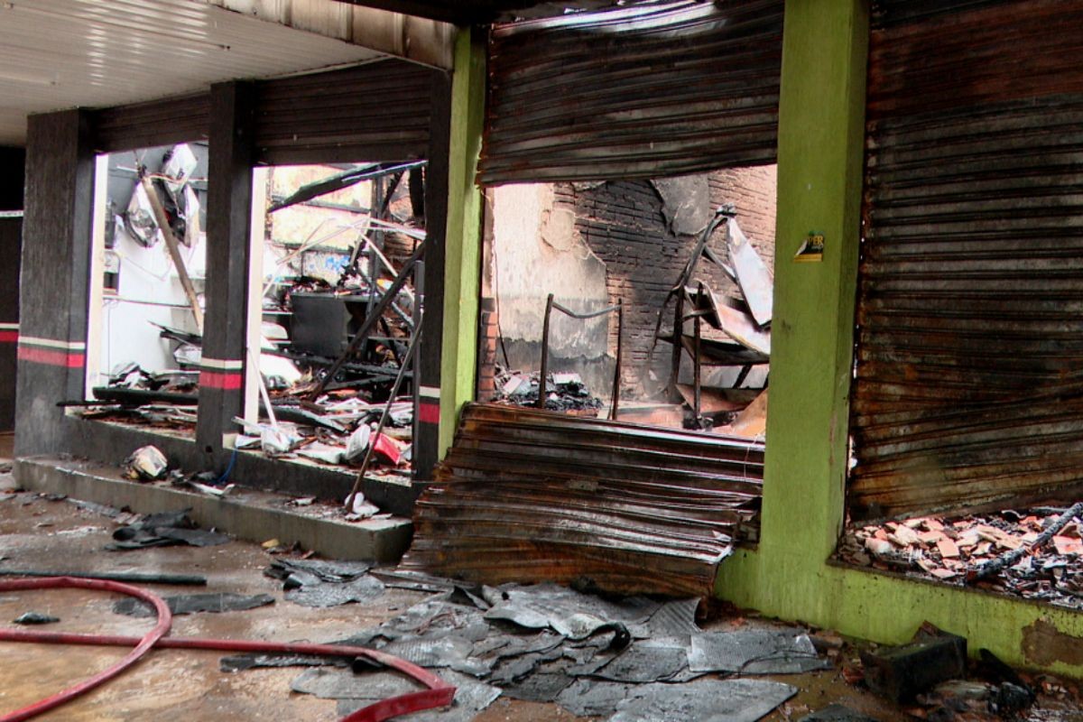 Incêndio de grandes proporções destrói completamente lojas de autopeças, no Paraná