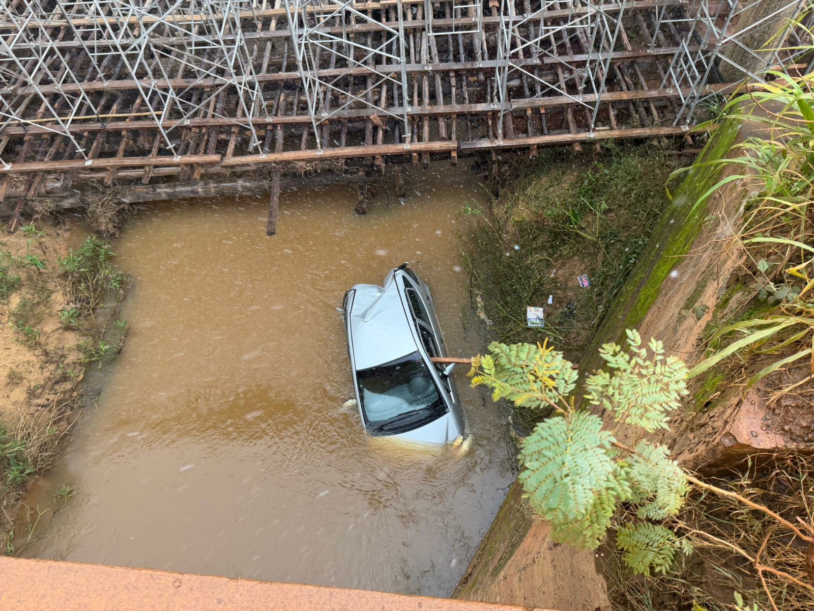 Carro despenca de ponte em obras e motorista de 71 anos escapa com ferimentos leves na MG-170