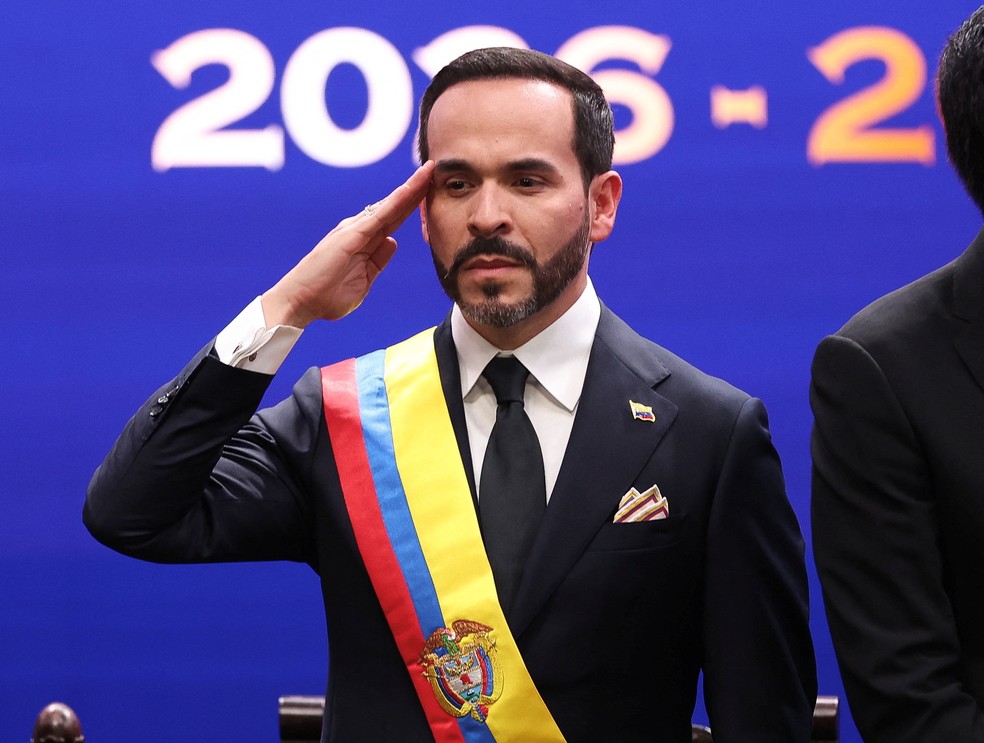 Abelardo De La Espriella presta continência após tomar posse como novo presidente do país durante a cerimônia de posse, em Cali, Colômbia, em 7 de agosto de 2026 — Foto: REUTERS/Luisa Gonzalez