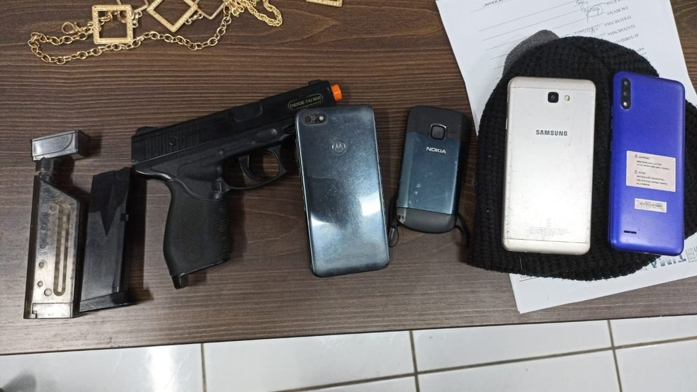Com os dois indivíduos presos, foram encontrados objetos similares aos informados pela vereadora durante o registro da ocorrência, como joias e celulares — Foto: Divulgação/Polícia Civil do Maranhão
