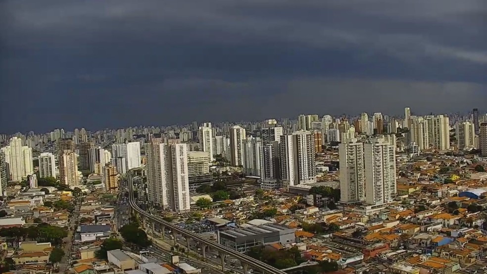 Mudança de tempo na manhã desta segunda-feira (23) na Avenida Luiz Inácio de Anhaia Mello, na Zona Leste de São Paulo. — Foto: Reprodução/TV Globo