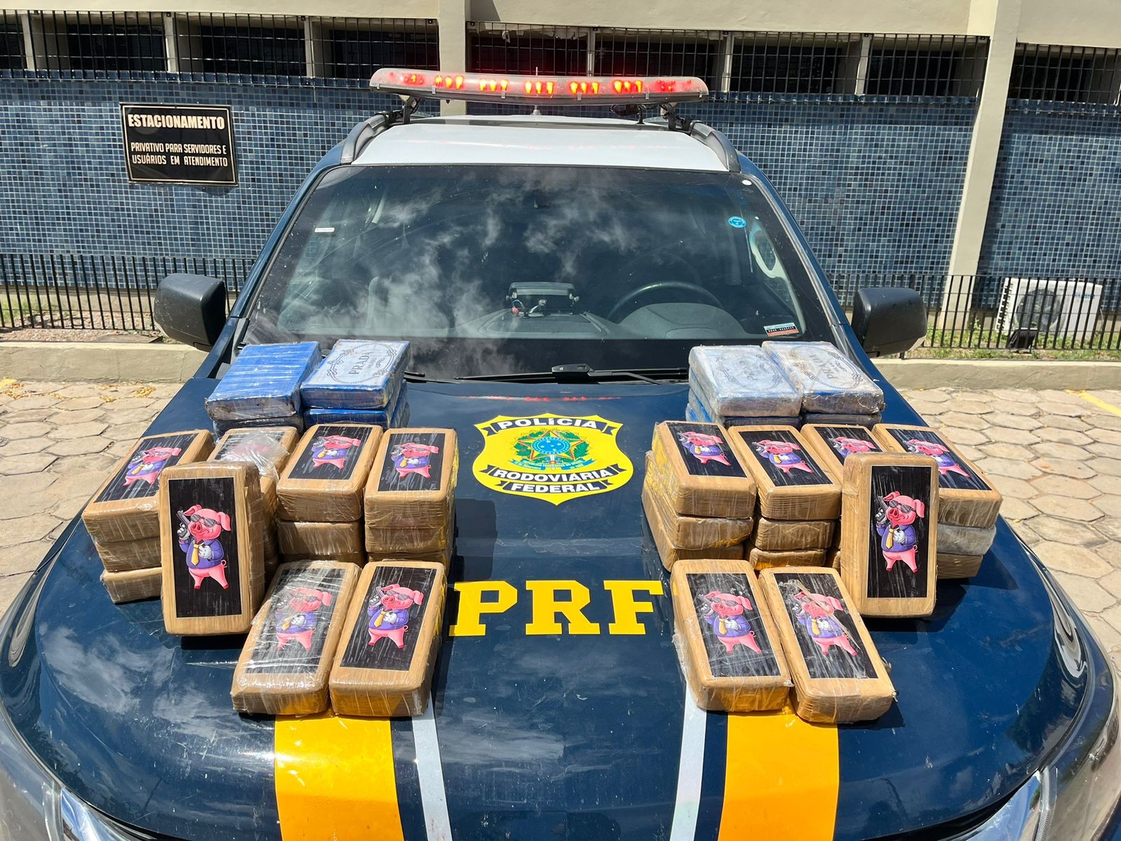 PRF apreende mais de 30 kg de pasta base de cocaína na carroceria de carro em Salgueiro
