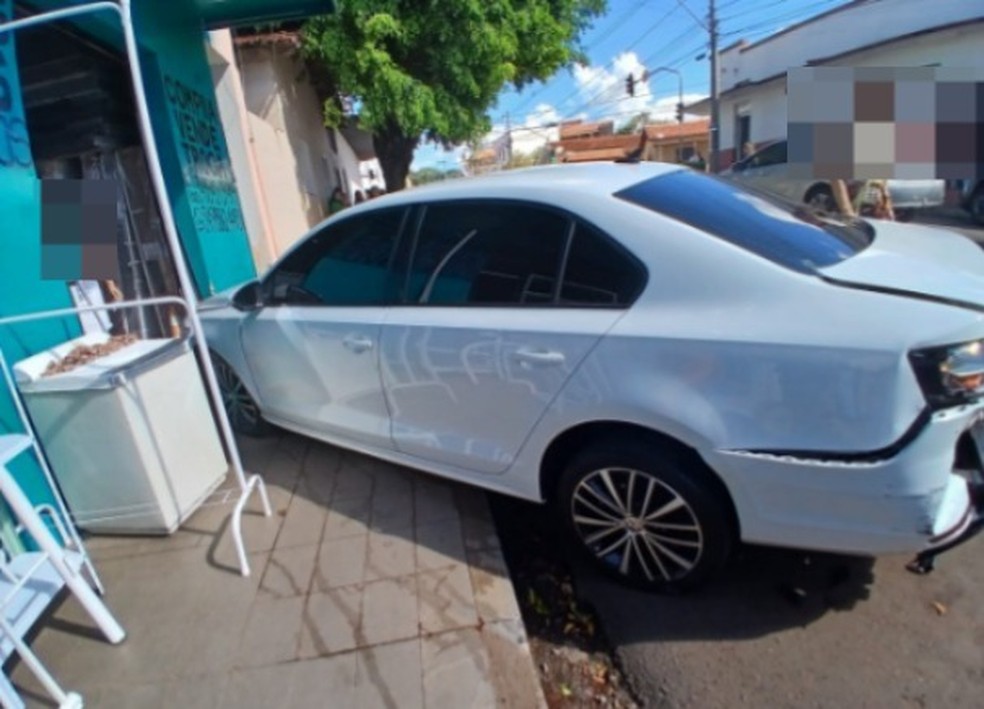 Carro de policial militar foi atingido pelo ve&iacute;culo de suspeito &mdash; Foto: PM/Divulga&ccedil;&atilde;o