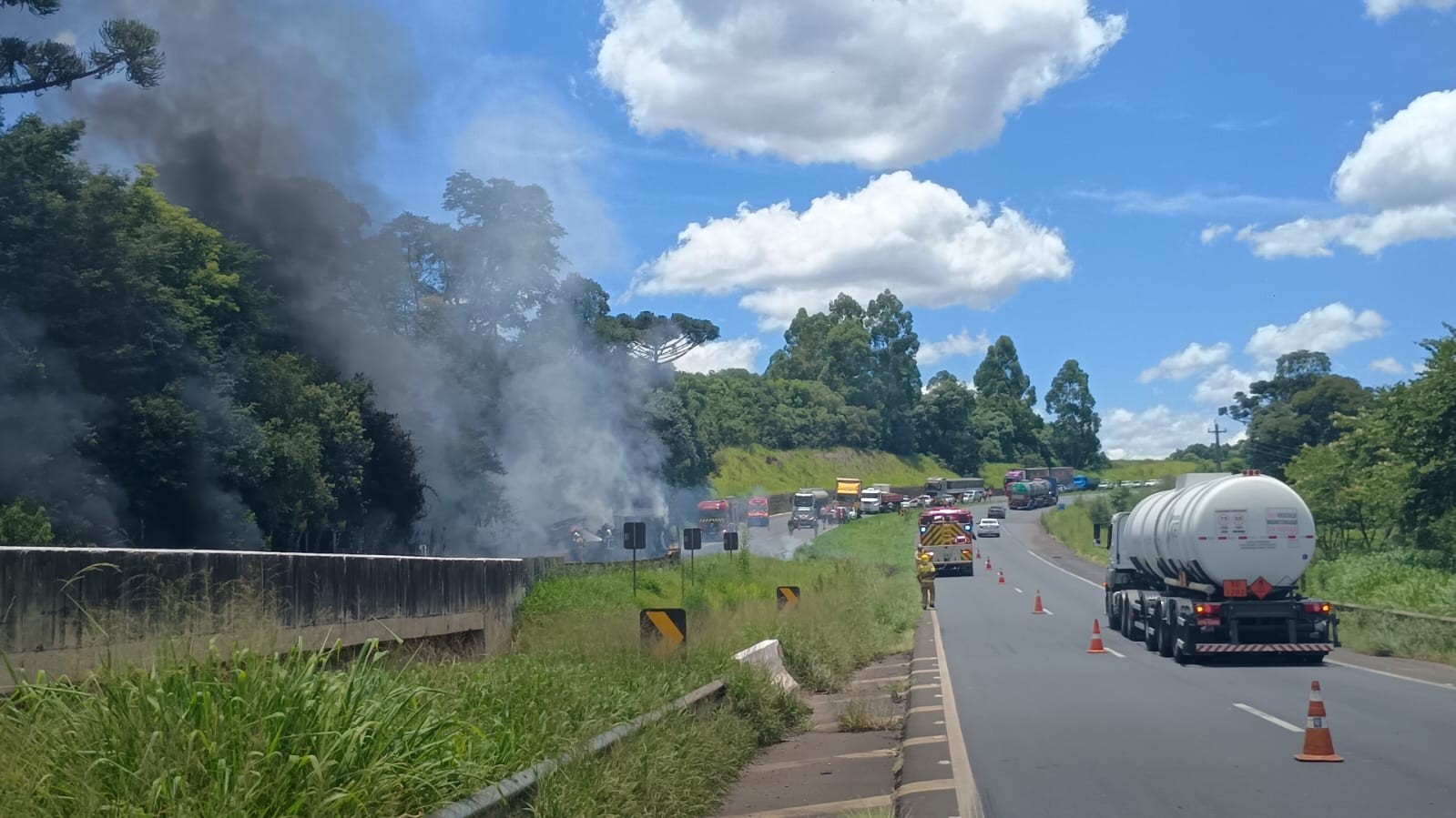 Carreta carregada com serragem tomba, pega fogo, e interdita BR-376 no Paraná