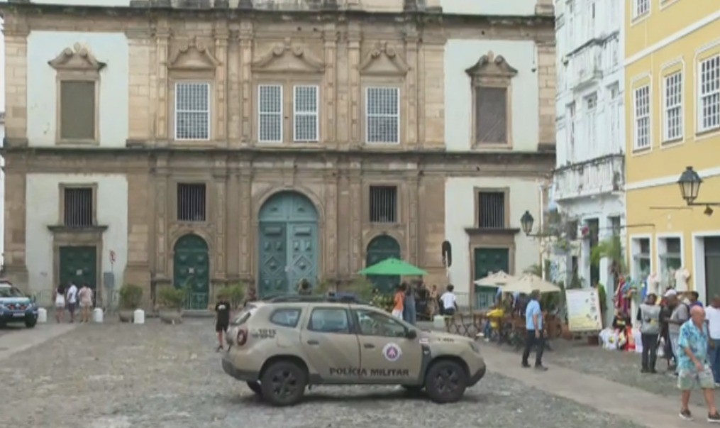 Peritos fazem vistorias para descobrir como teto da 'igreja de ouro' desabou na Bahia; uma pessoa morreu e cinco ficaram feridas