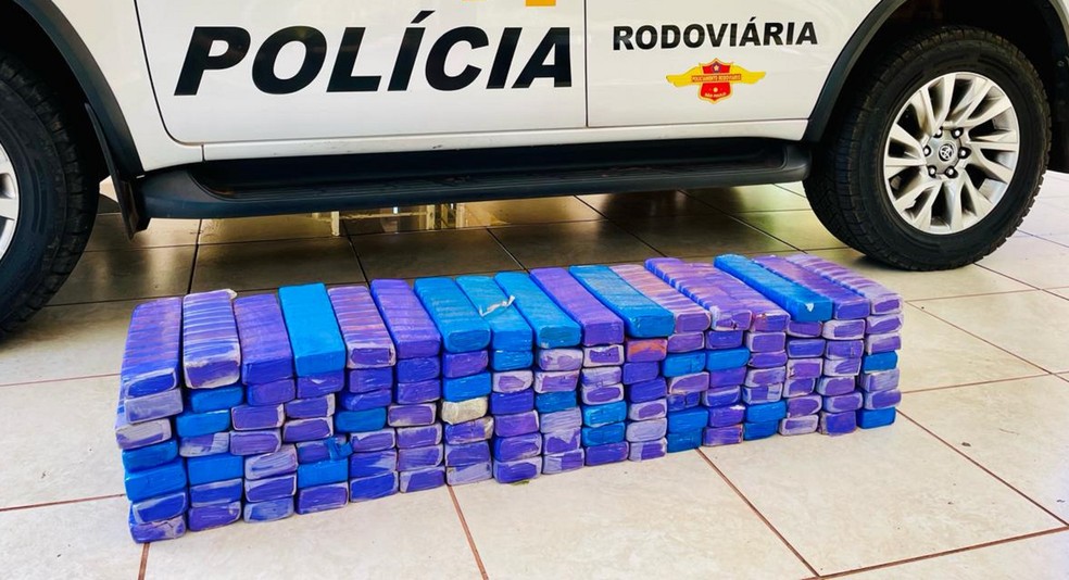 Dupla é presa com 119 tabletes de maconha escondidos em porta-malas de carro, em Rancharia (SP) — Foto: Polícia Rodoviária
