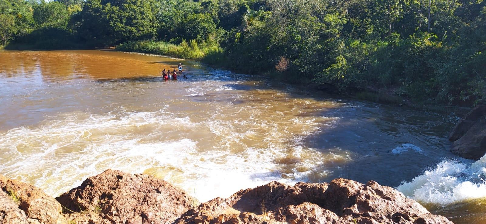 Bombeiros fazem buscas por dois jovens que se afogaram enquanto estavam com amigos em cachoeira e lagoa no Norte de Minas