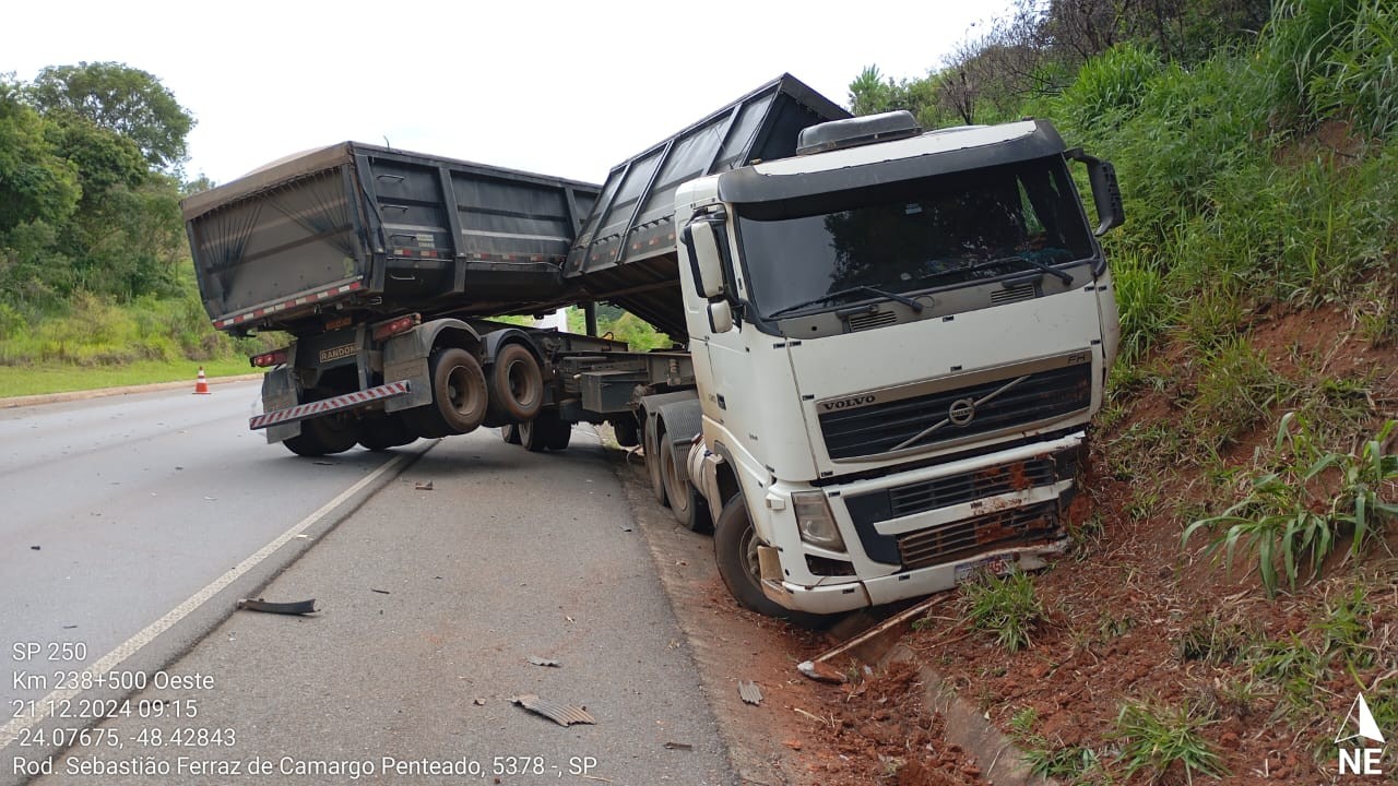 Homem morre em acidente entre carro e carreta na Raposo Tavares em Itapetininga