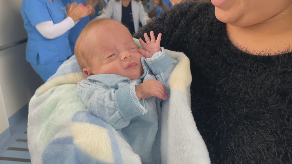 Murilo recendo alta da UTI neonatal — Foto: Reprodução/RBS TV
