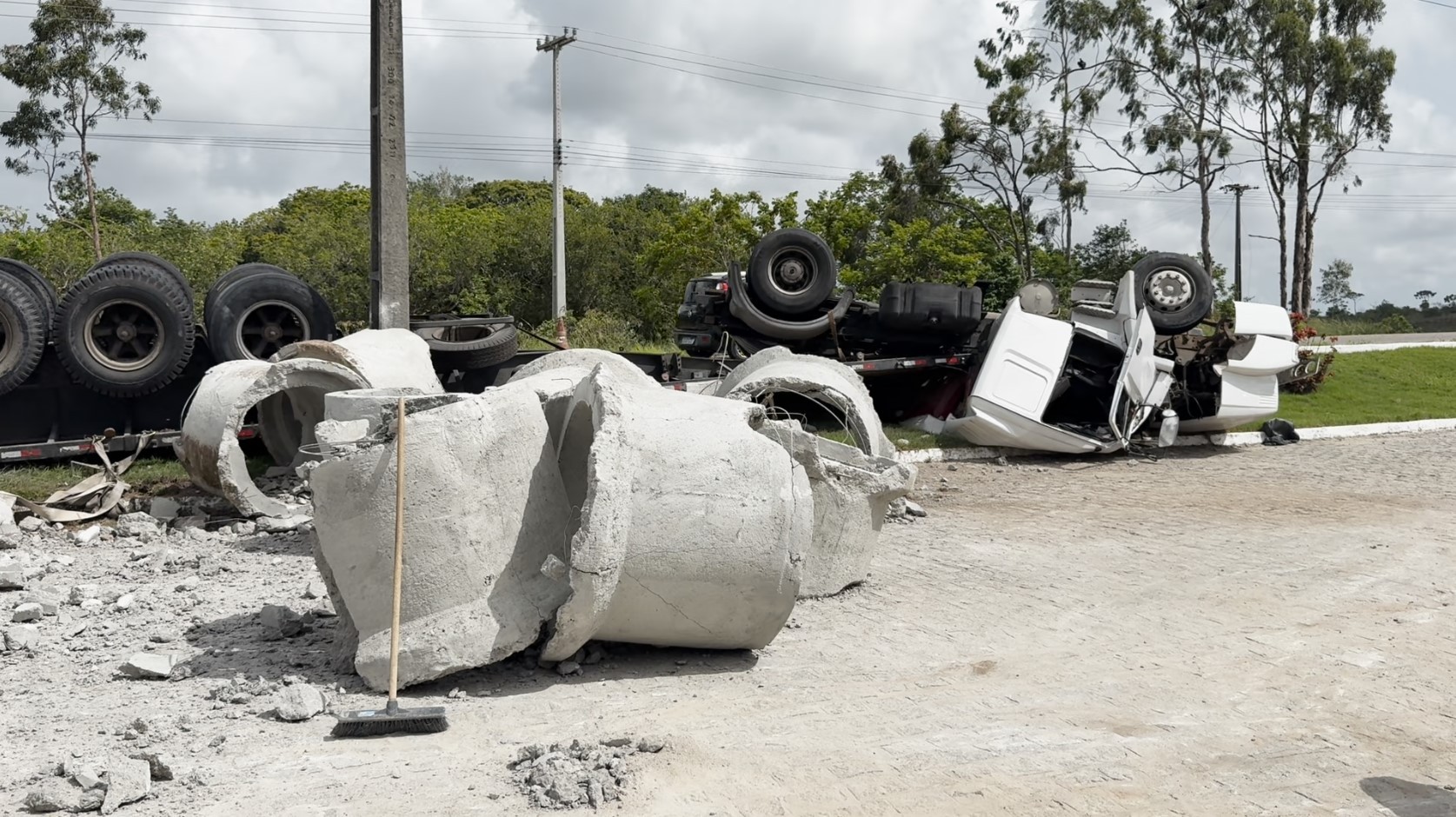 Carreta carregada com concreto tomba em rodovia, no Litoral Sul da Paraíba