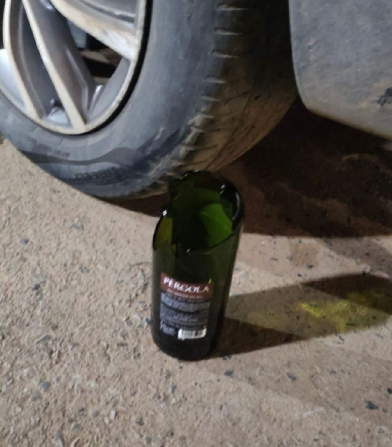 Com garrafa de vinho na mão, motorista de caminhonete bate em BMW, dizem testemunhas