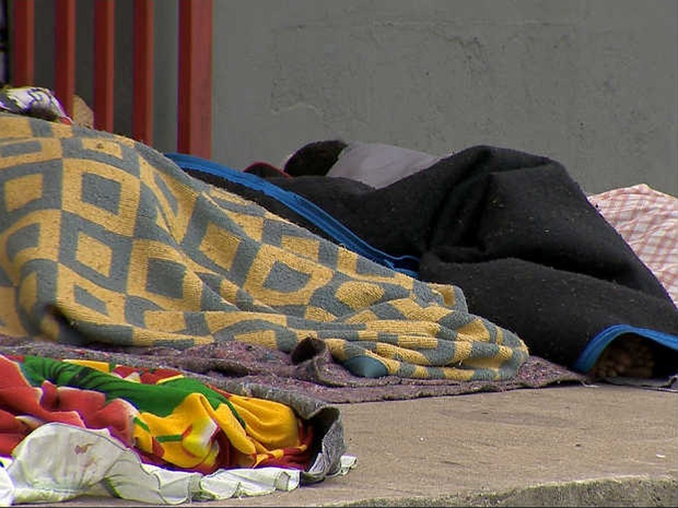 Prefeita de Juiz de Fora veta projeto que previa o retorno de pessoas em situação de rua à cidade de origem 