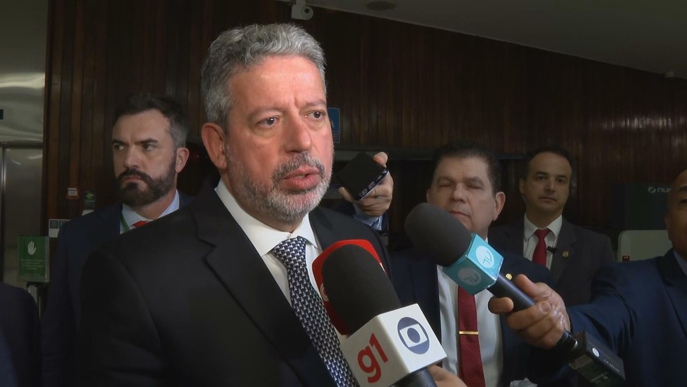 O presidente da Câmara, Arthur Lira (PP-AL), em coletiva à imprensa na madruga desta quarta-feira (24). — Foto: Reprodução/TV Globo