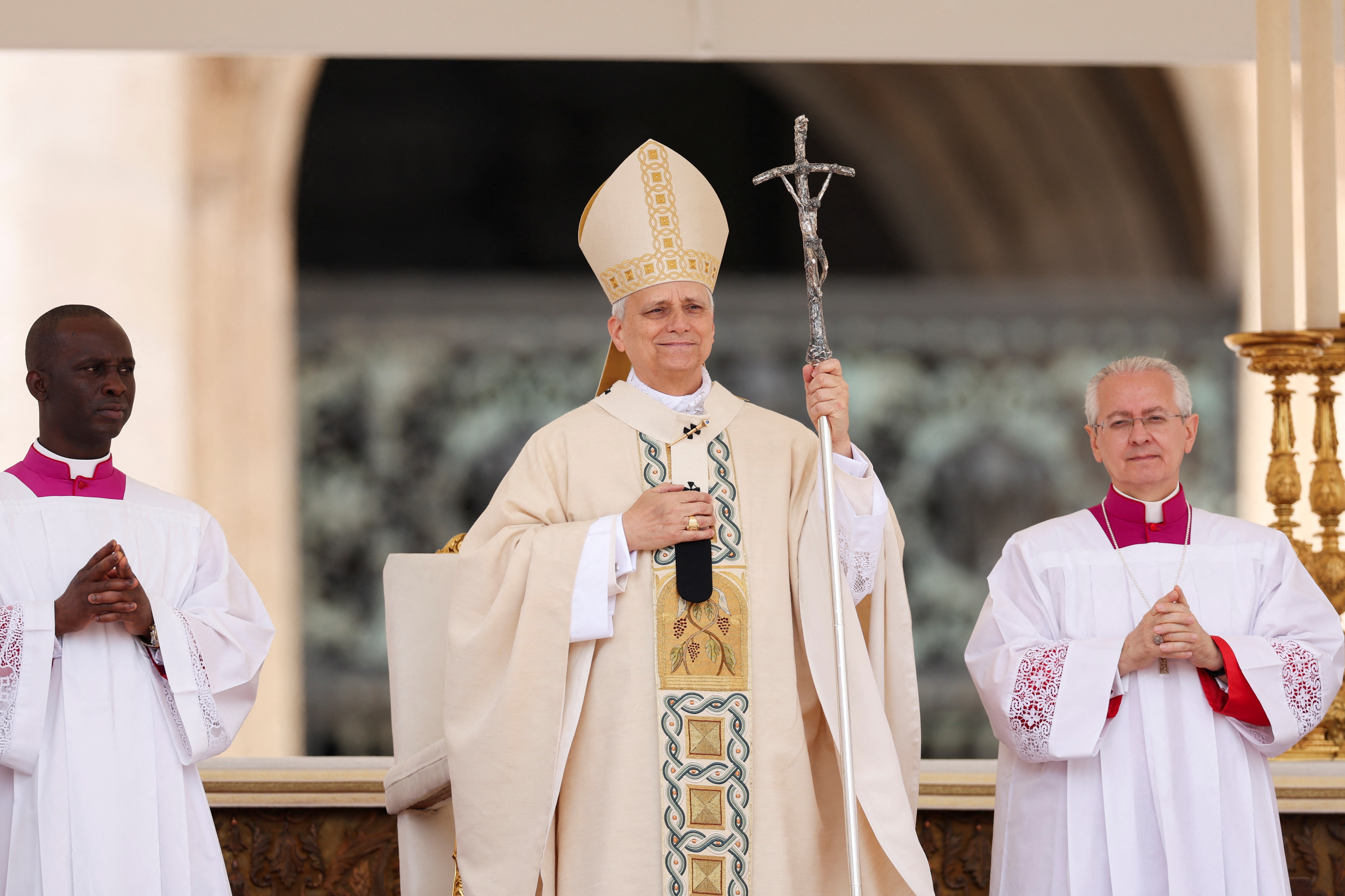 'Senti forte presença espiritual do papa Francisco', diz Leão XIV durante missa inaugural