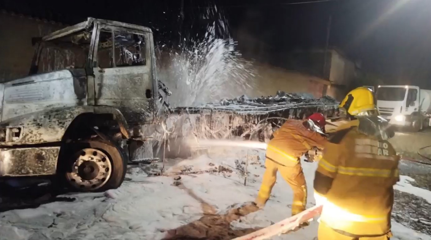Caminhão-tanque carregado com produto químico pega fogo em Sete Lagoas