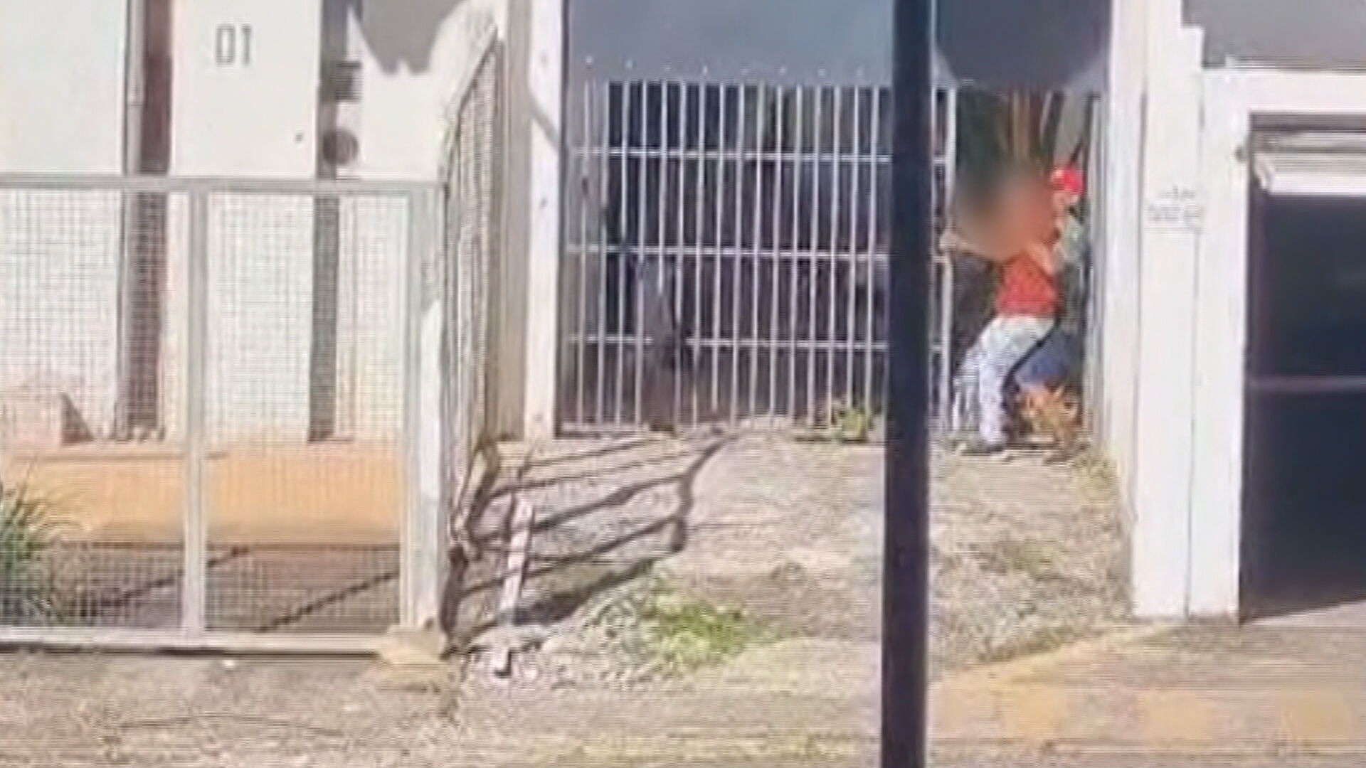 Homem é preso após agredir companheira na Asa Norte; vizinhos gravaram o crime