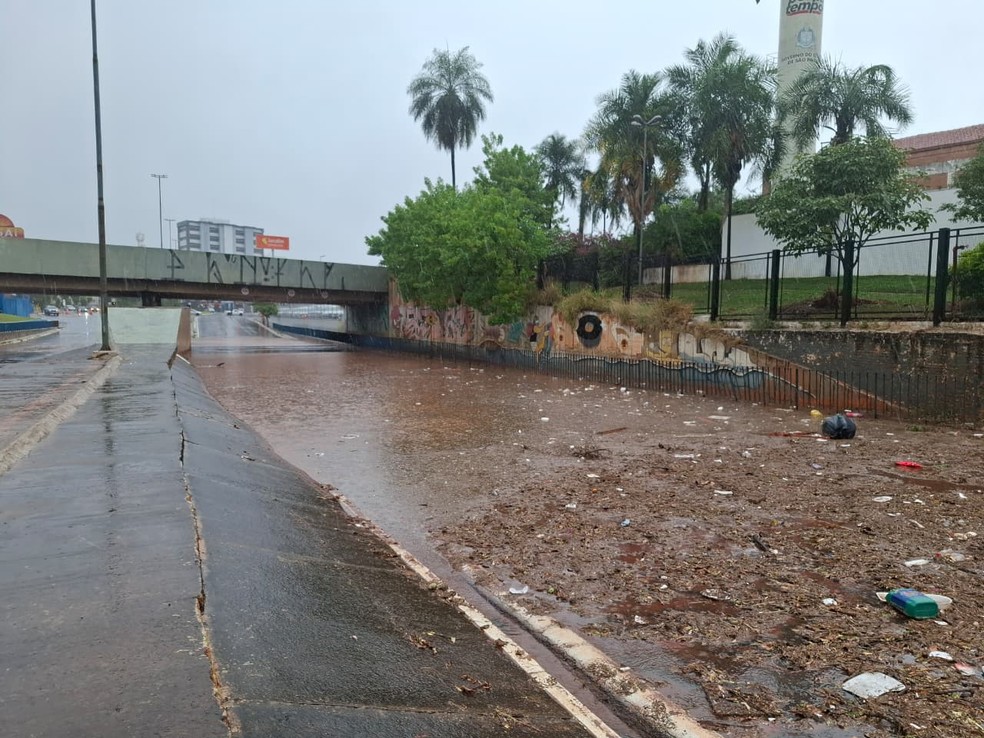 Trecho da Nações Unidas é interditado durante forte chuva em Bauru — Foto: Marcus Vinícius Anjos / TV Tem