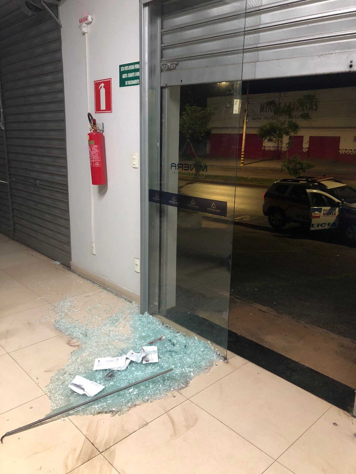 Homem arromba porta de empresa de engenharia e é preso desconectando cabos de computador em Montes Claros