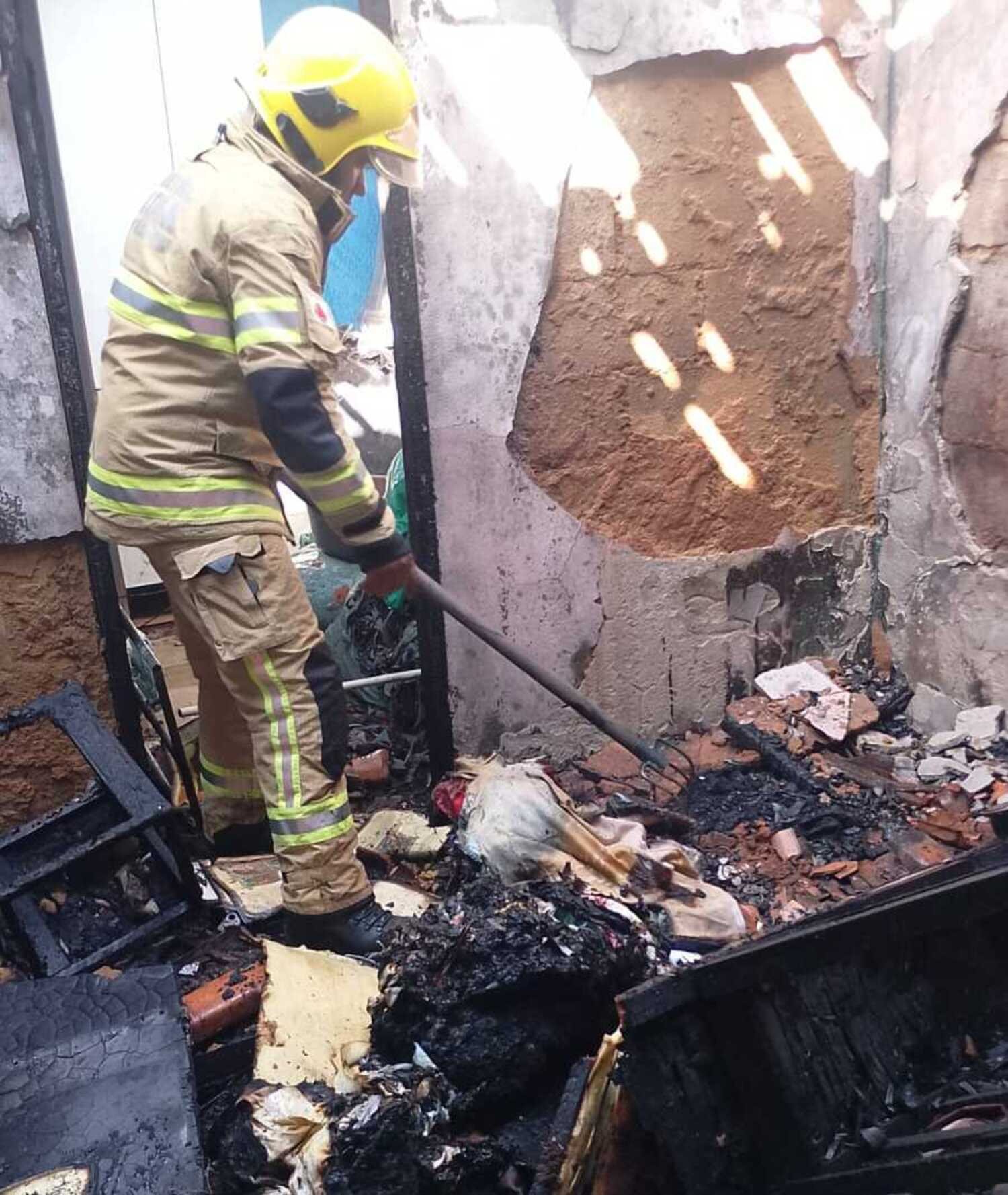 Quatro pessoas ficam feridas em incêndio em casa, em Janaúba