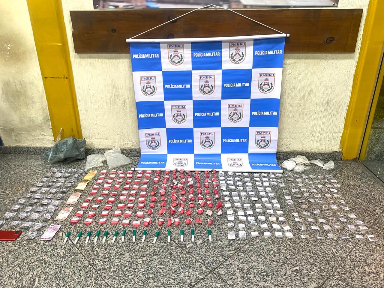 Jovem é preso suspeito de tráfico de drogas em Barra do Piraí