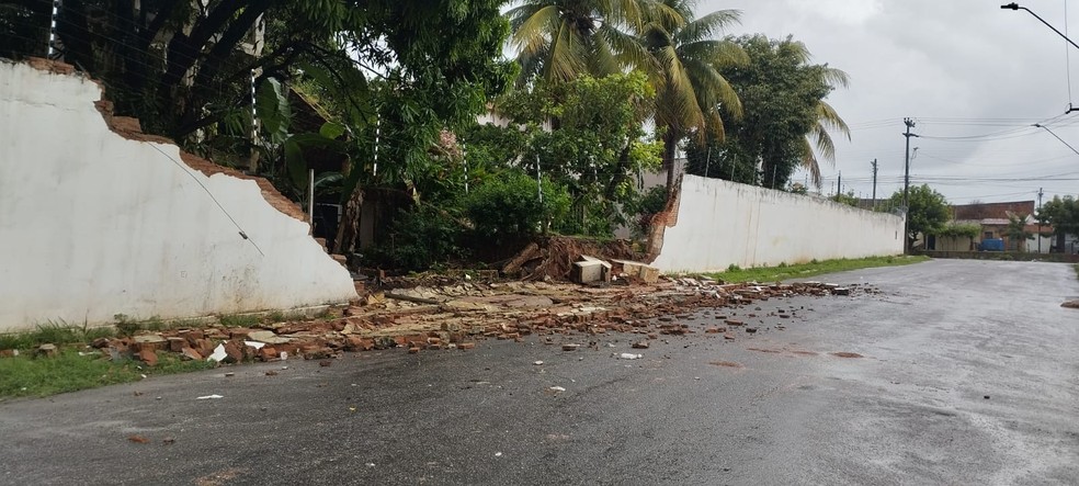 Parte do muro de uma casa caiu no Bairro Antônio Vieira. — Foto: Arquivo pessoal