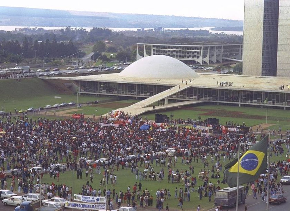 Manifestantes em frente ao Congresso Nacional pedem impeachment de Collor, em 1992 — Foto: reprodução / Memória O Globo