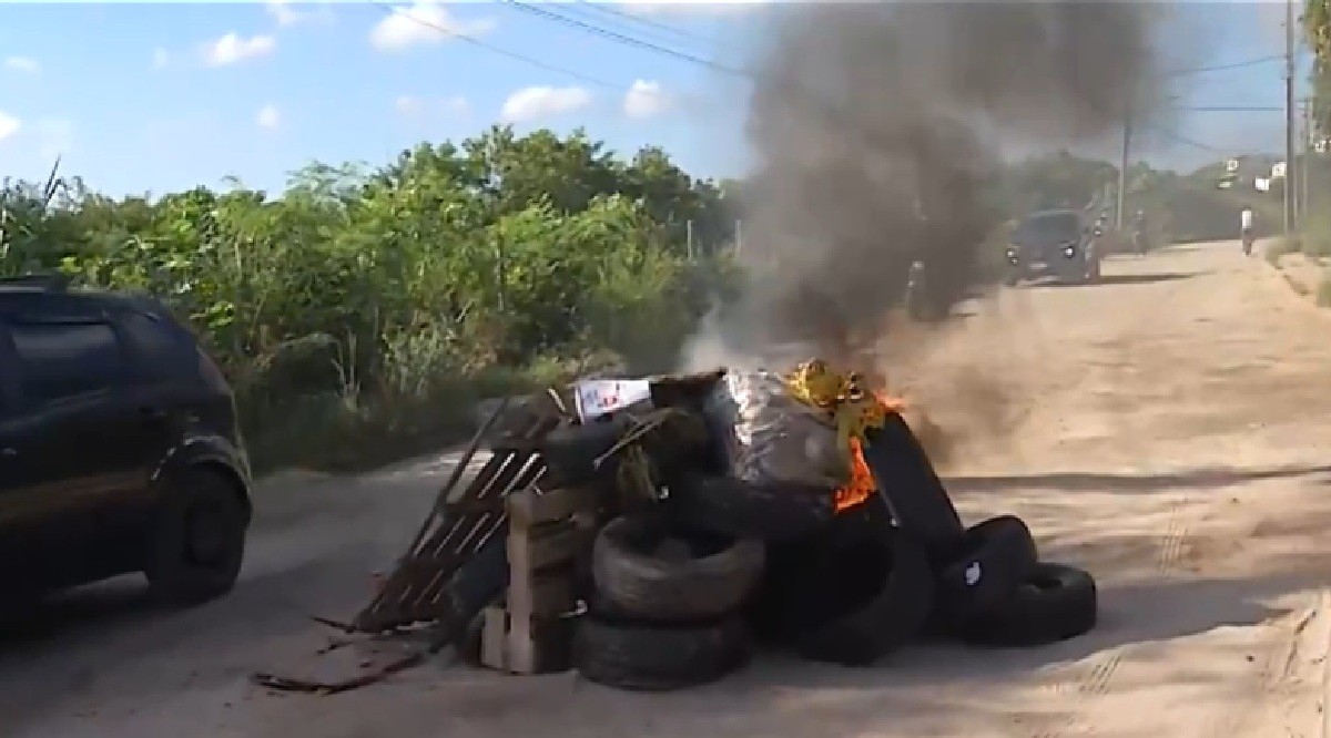 Moradores ateiam fogo em pneus em  protesto contra falta de estrutura no bairro Vinhateiro, em São Pedro da Aldeia