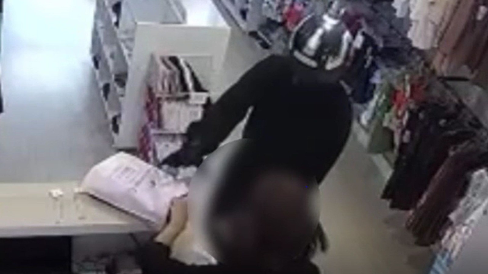 VÍDEO: Ex-funcionário armado rende vendedora e rouba loja de roupas femininas em Uberlândia