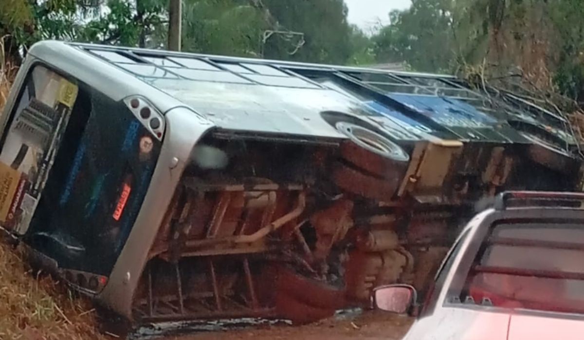 Ônibus com 12 passageiros tomba em estrada de Jaguariúna durante temporal