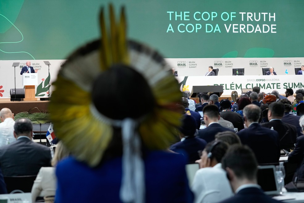 Delegados ouvem o presidente Luiz Inácio Lula da Silva durante o discurso de abertura da Cúpula do Clima da ONU (COP30), em Belém (PA), na quinta-feira, 6 de novembro de 2025. — Foto: AP Photo/Eraldo Peres