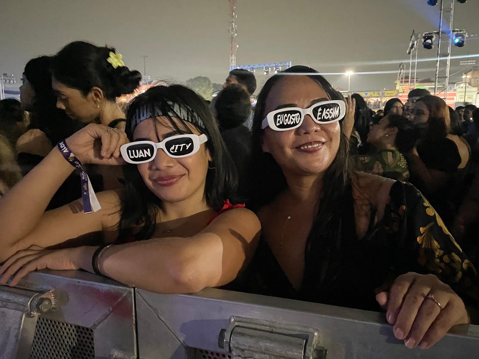 Fãs de Luan Santana se aglomeram na grade de palco do Manaus Passo a Paço 2024 — Foto: Sabrina Rocha/g1 AM