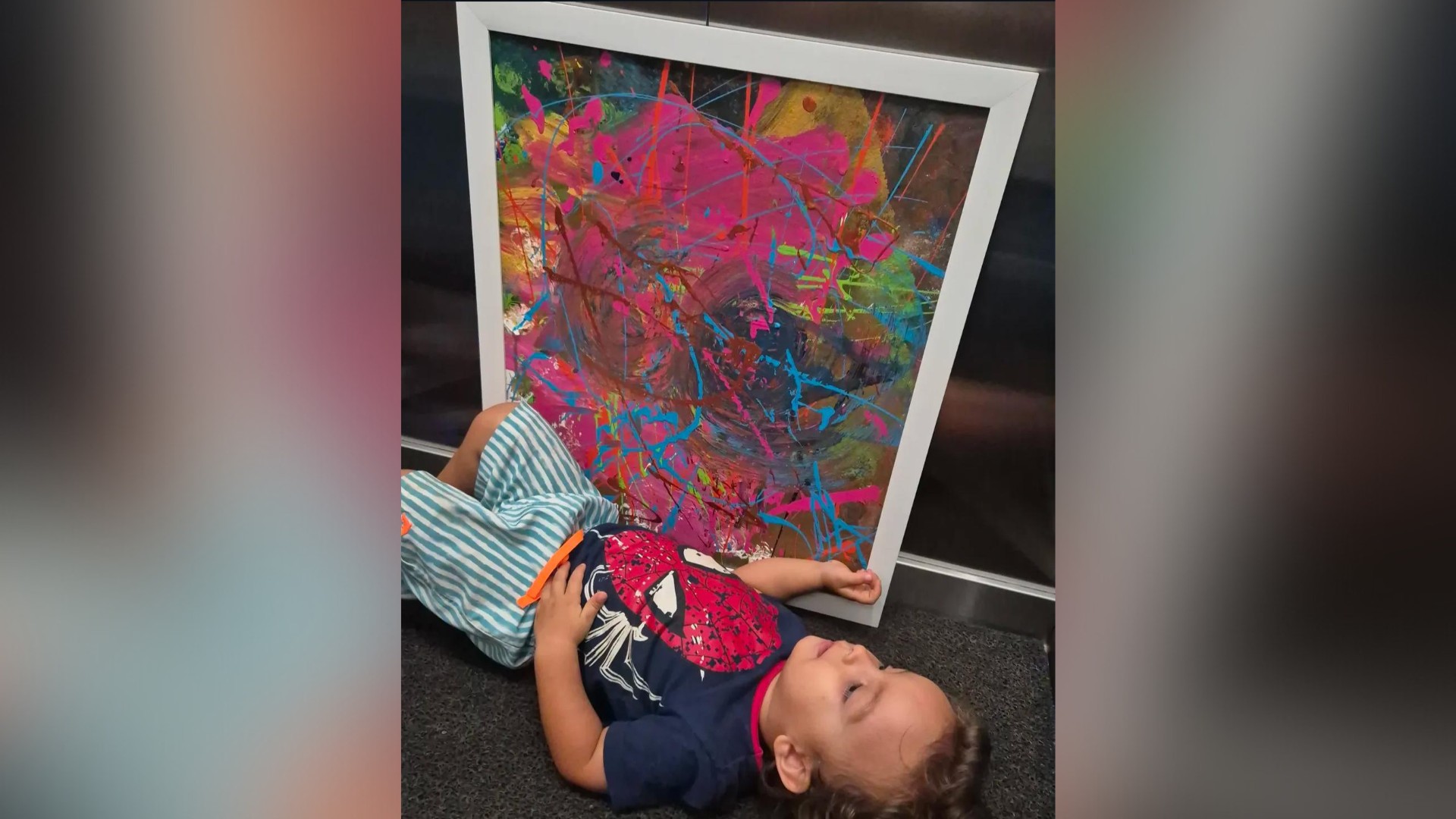 'O mundo dele é cores': Menino de 3 anos estreia como artista em exposição gratuita em Uberlândia