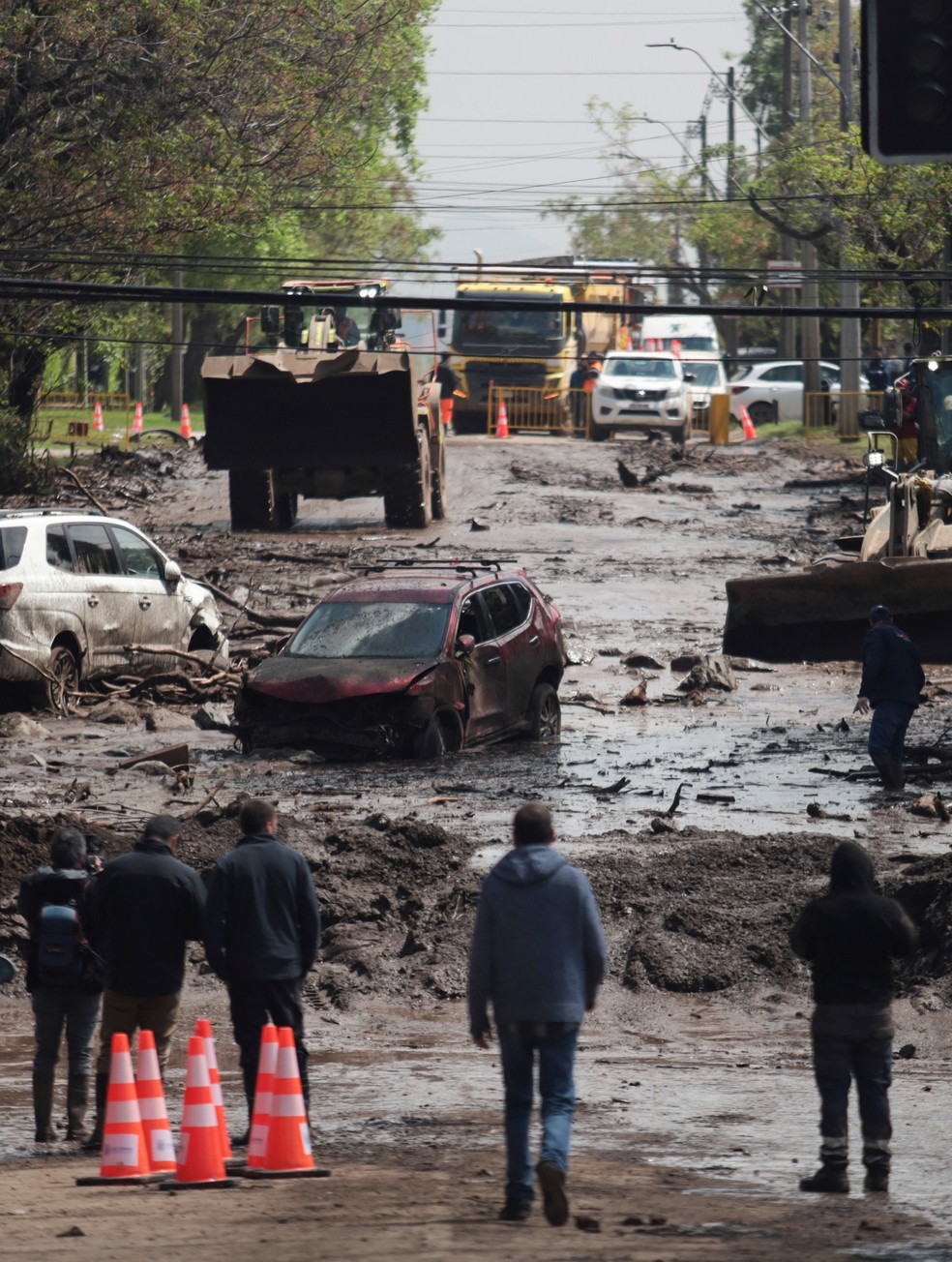 Equipes trabalham para desobstruir ruas após enxurrada de lama em Las Condes, na região de Santiago, no Chile. — Foto: Ailen Diaz/Reuters